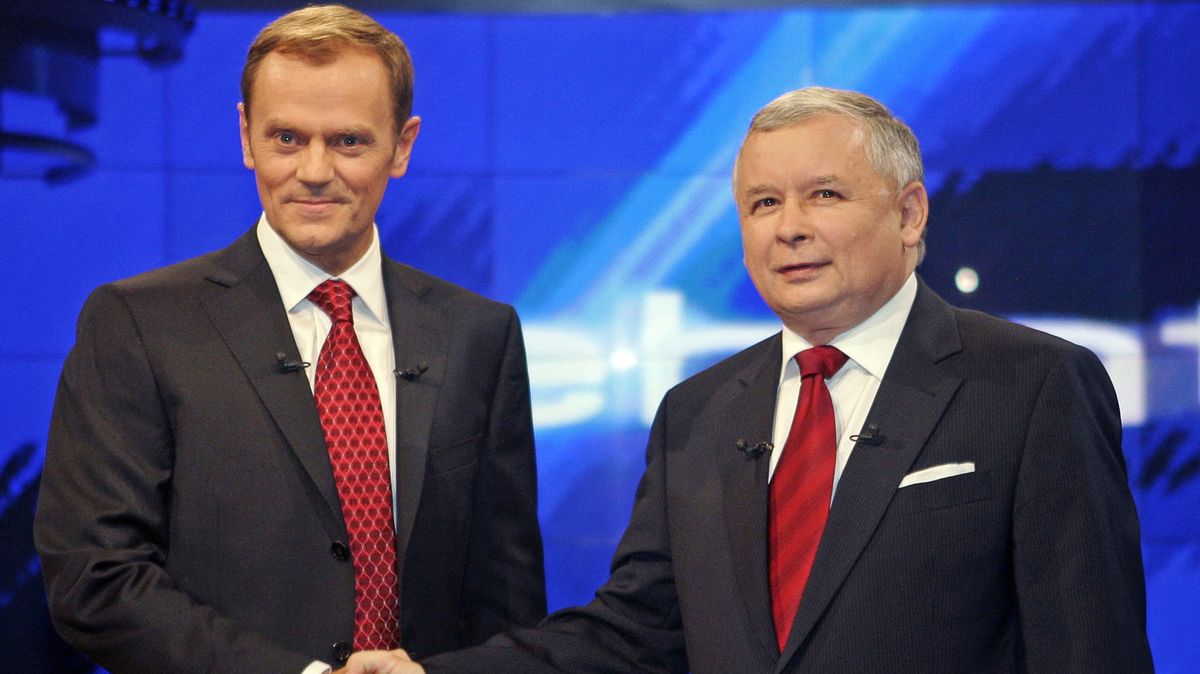 Tusk versus Kaczyński. Oč jde v posledním souboji polských titánů